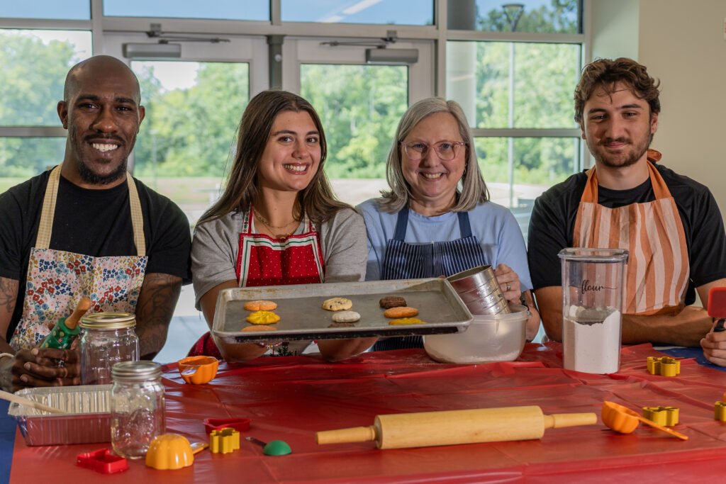 4 people participate in culinary class.